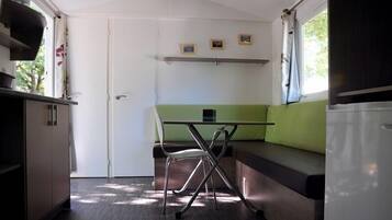 Mobile Home, 2 chambres, terrasse (Trigano) | Cuisine privée | Machine à expresso, batterie de cuisine, vaisselle et ustensiles