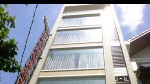 Un hôtel appelé « HÔTEL PHONG PHU », avec une enseigne au-dessus de l’entrée.