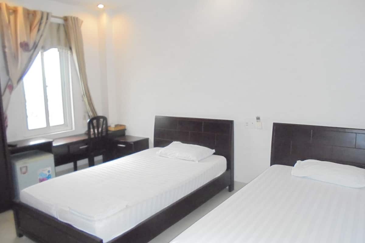 minibar, desk, iron/ironing board, free wifi