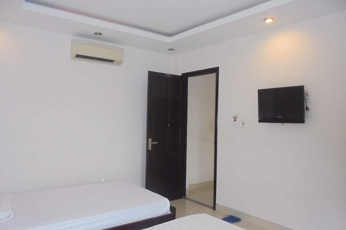 minibar, desk, iron/ironing board, free wifi