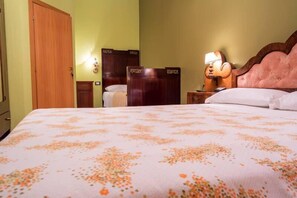 1 bedroom, desk, soundproofing, free cots/infant beds