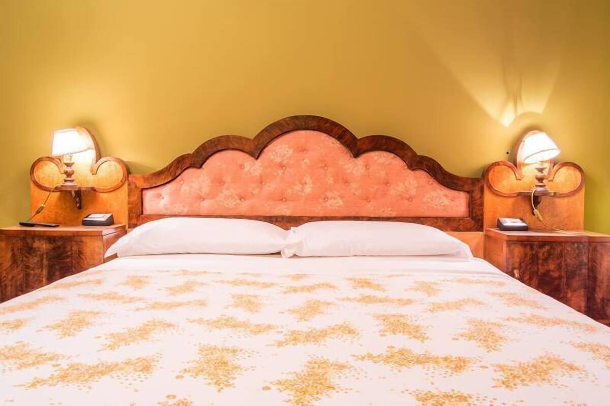 1 bedroom, desk, soundproofing, free cots/infant beds