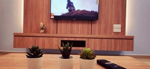 Departamento Deluxe, varias camas, vista a la ciudad | Área de sala de estar