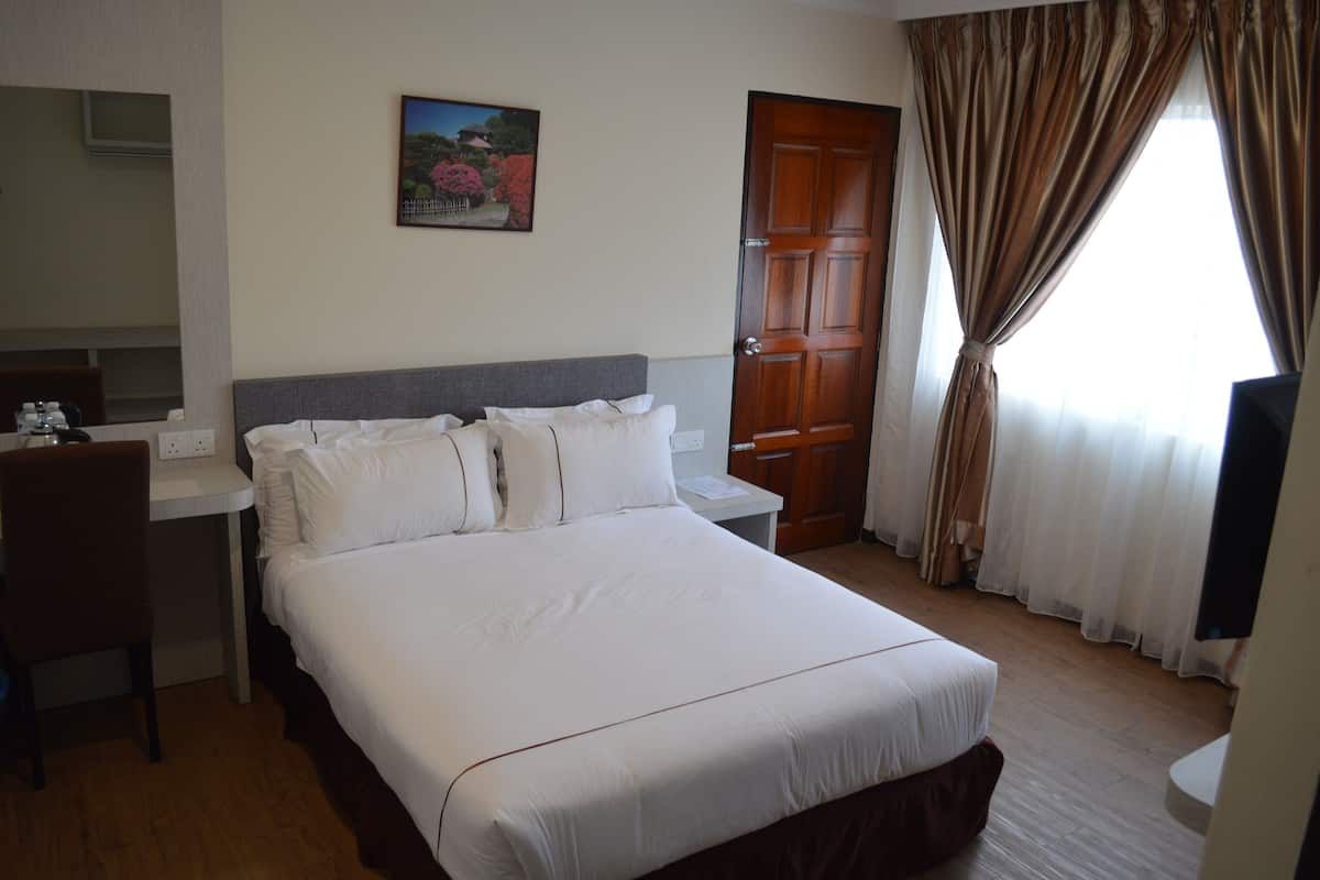 Deluxe Queen Room | Iron/ironing board, WiFi (free)