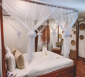 Deluxe bungalow | Een kluis op de kamer, een bureau, een strijkplank/strijkijzer