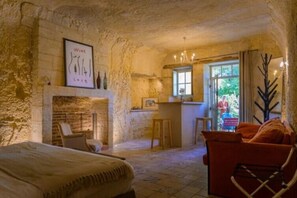 Suite estudio de lujo, vista al jardín | Sábanas de algodón egipcio y ropa de cama de alta calidad