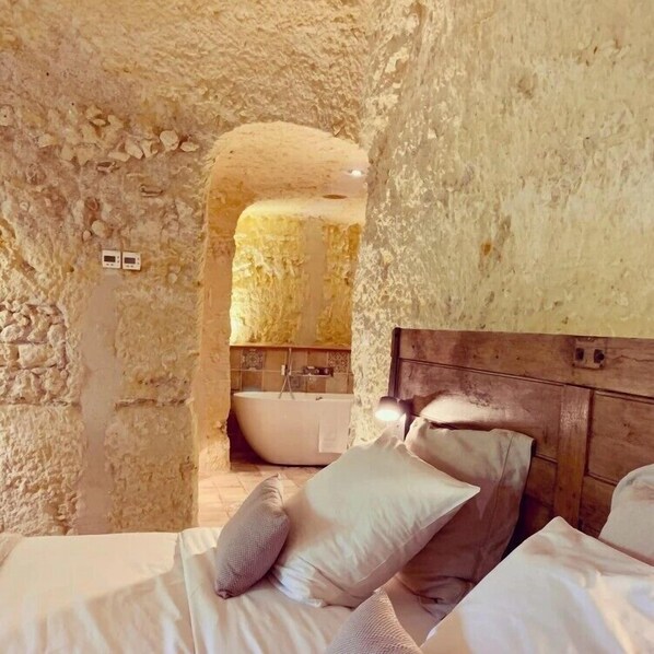 Suite estudio de lujo, vista al jardín | Sábanas de algodón egipcio y ropa de cama de alta calidad