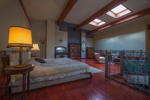 ห้องลักซ์ชัวรี่, เตียงใหญ่ 1 เตียง | มินิบาร์, โต๊ะทำงาน, เปล/เตียงเด็กอ่อน (ฟรี), Wi-Fi ฟรี