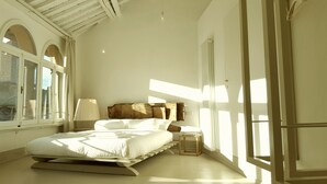 A bedroom with a bed, a lamp, a window, and a radiator. - B&B A Piazza del Gesù (Viterbo)