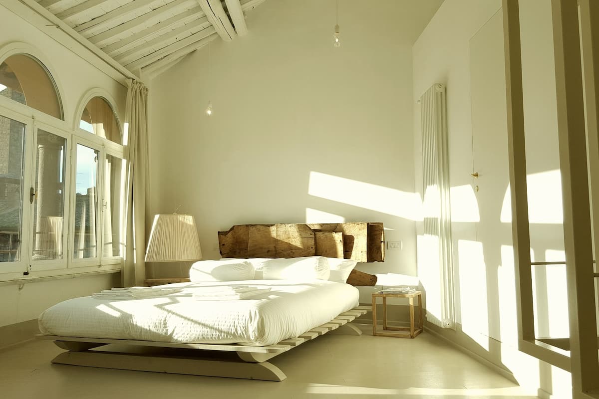 Deluxe driepersoonskamer | Verduisterende gordijnen, gratis babybedden, gratis wifi, beddengoed