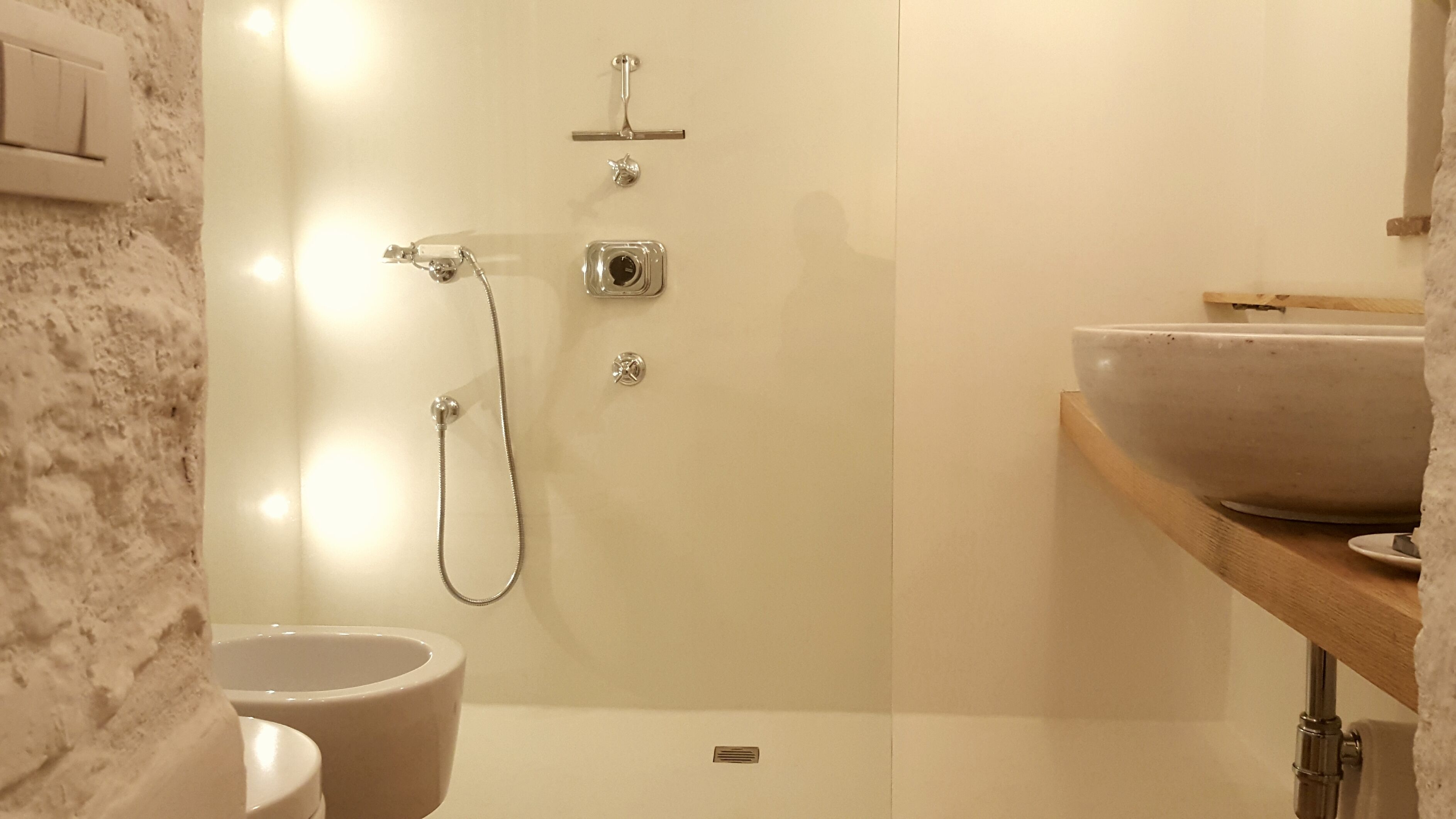 Ein Badezimmer mit Dusche, Toilette und Waschbecken.