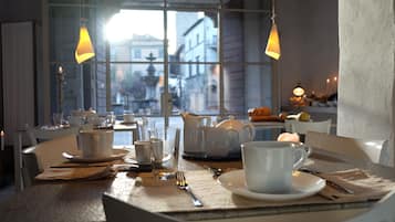 Free daily buffet breakfast