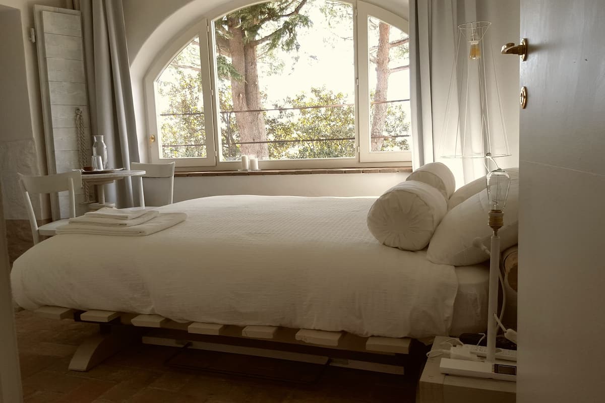 Deluxe tweepersoonskamer, uitzicht op tuin | Verduisterende gordijnen, gratis babybedden, gratis wifi, beddengoed