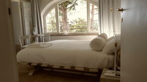 Deluxe Double Room, Garden View | Blackout drapes, free cribs/infant beds, free WiFi, bed sheets - B&B A Piazza del Gesù (Viterbo)