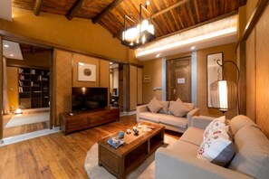 Elite Suite, River View | Desk, blackout curtains, rollaway beds, free WiFi