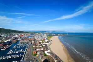 On the beach, white sand - Meridian Quay Apartments (Swansea)