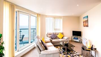 Apartamento superluxo, 2 quartos | Área de estar | Smart TV