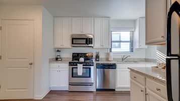 Apartment, Courtyard View | Private kitchen | Fridge, microwave, oven, stovetop