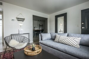 公寓, 庭院景观 | 起居区 | 42-英寸纯平电视（配备有线频道）、电视、流媒体服务