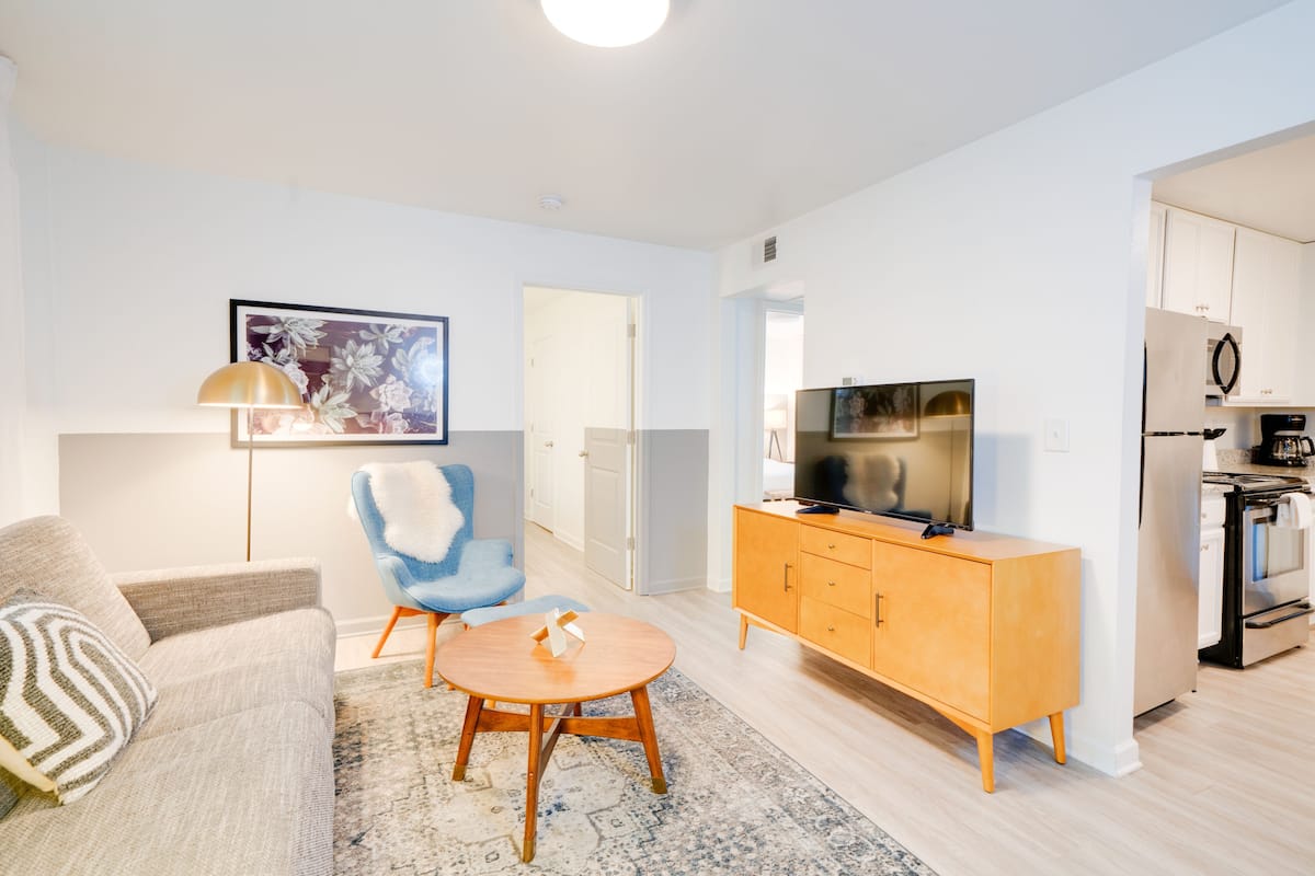 Apartment, Courtyard View | Living area | 42-inch flat-screen TV with cable channels, TV, streaming services