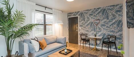 Lägenhet - utsikt mot innergården | Vardagsrum | 42-tums platt-tv med kabelkanaler, tv och streamingtjänster