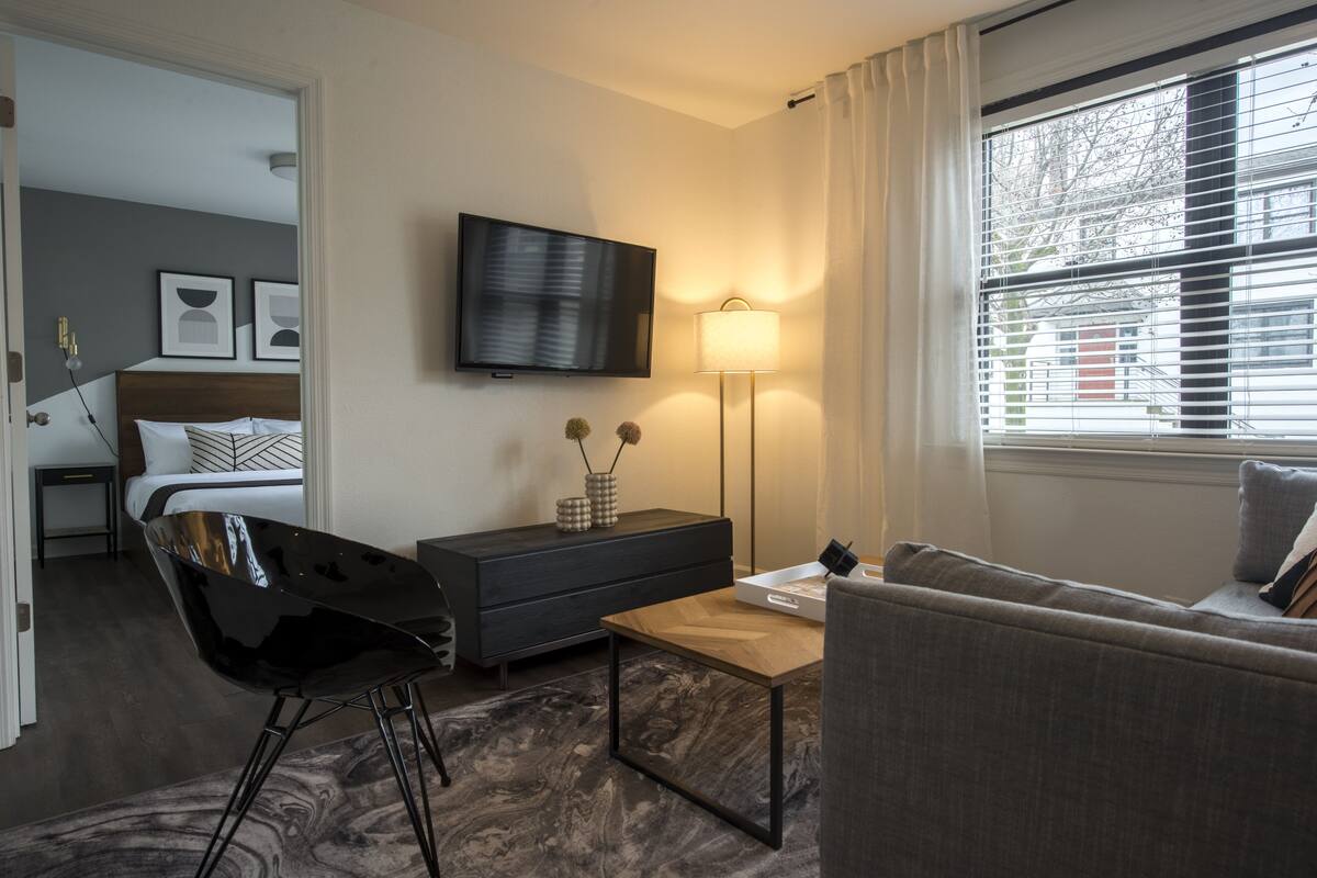 Appartement, uitzicht op de binnenplaats | Woonruimte | Een 42-inch flatscreentelevisie met kabelzenders en televisie