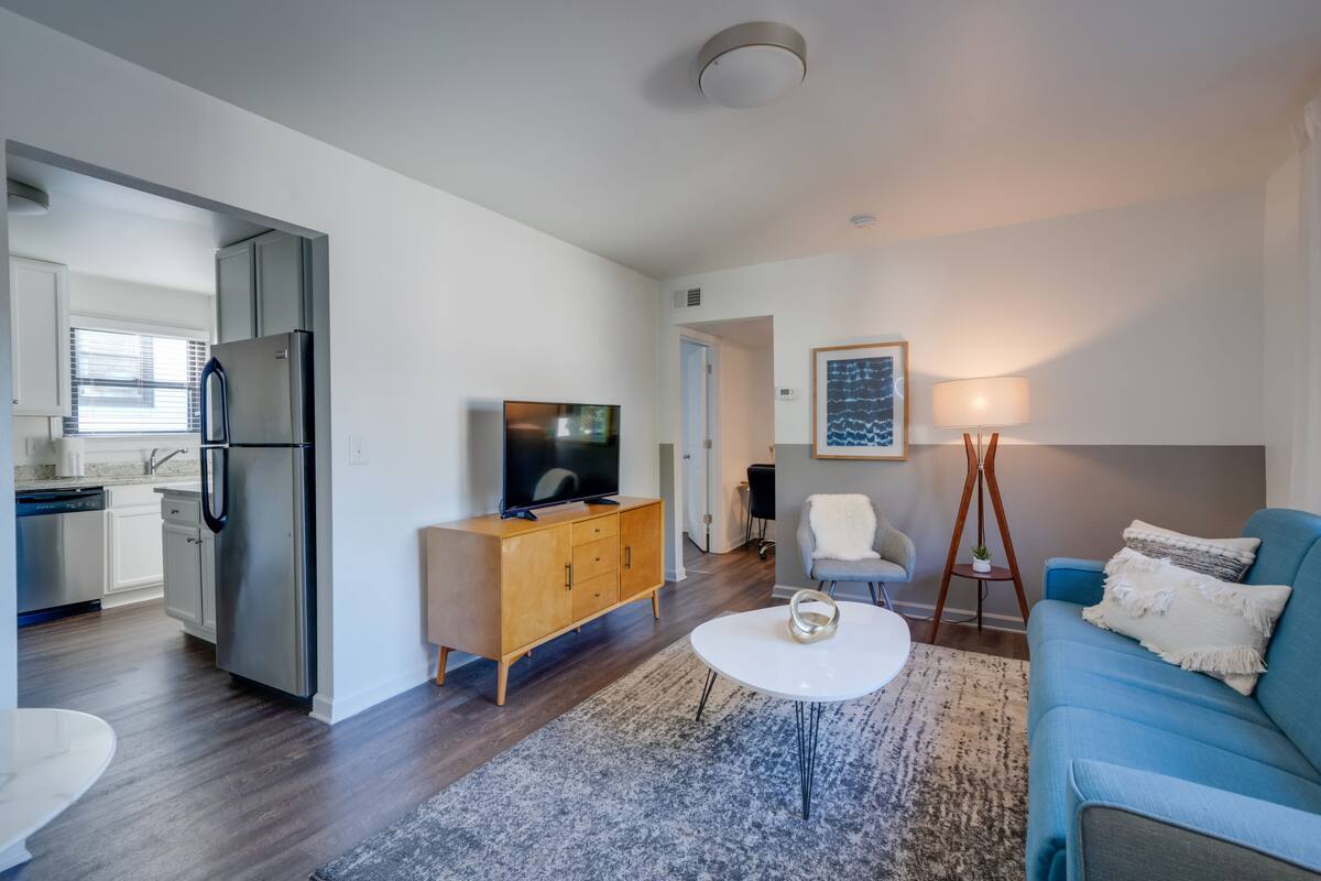 Appartement, uitzicht op de binnenplaats | Woonruimte | Een 42-inch flatscreentelevisie met kabelzenders en televisie