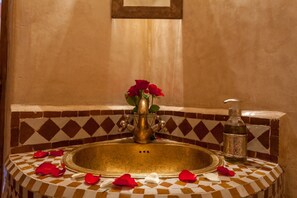 Chuveiro, produtos de toalete grátis, secador de cabelo