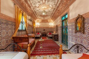 Quarto quádruplo conforto, várias camas | Ferros/tábuas de passar roupa, Wi-Fi de cortesia, roupa de cama