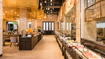 2 restaurants, breakfast, lunch, dinner served; international cuisine
