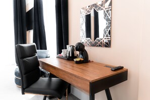 Habitación familiar, vistas al mar | Escritorio, tabla de planchar con plancha, wifi gratis y ropa de cama