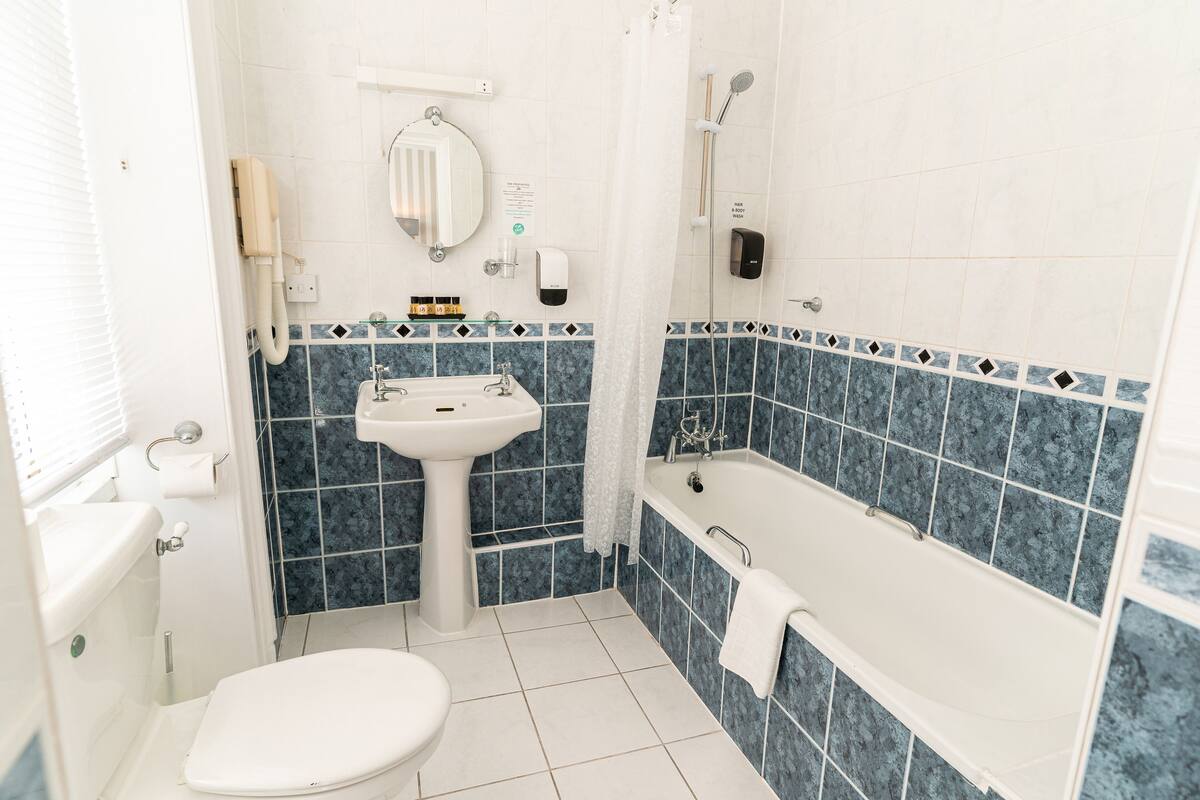 deluxe twin room, sea view | bathroom | free toiletries, hair dryer, towels