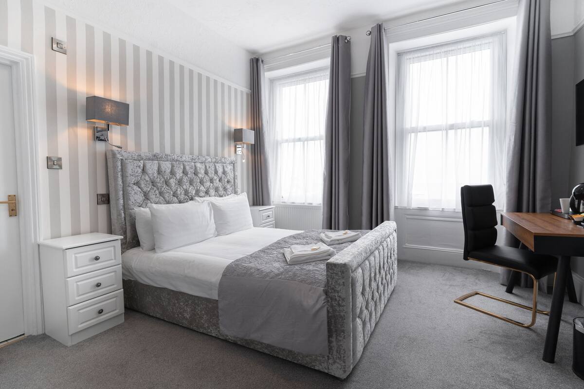 Deluxe Double Room, Sea View | Desk, iron/ironing board (on request), WiFi (free), bed sheets