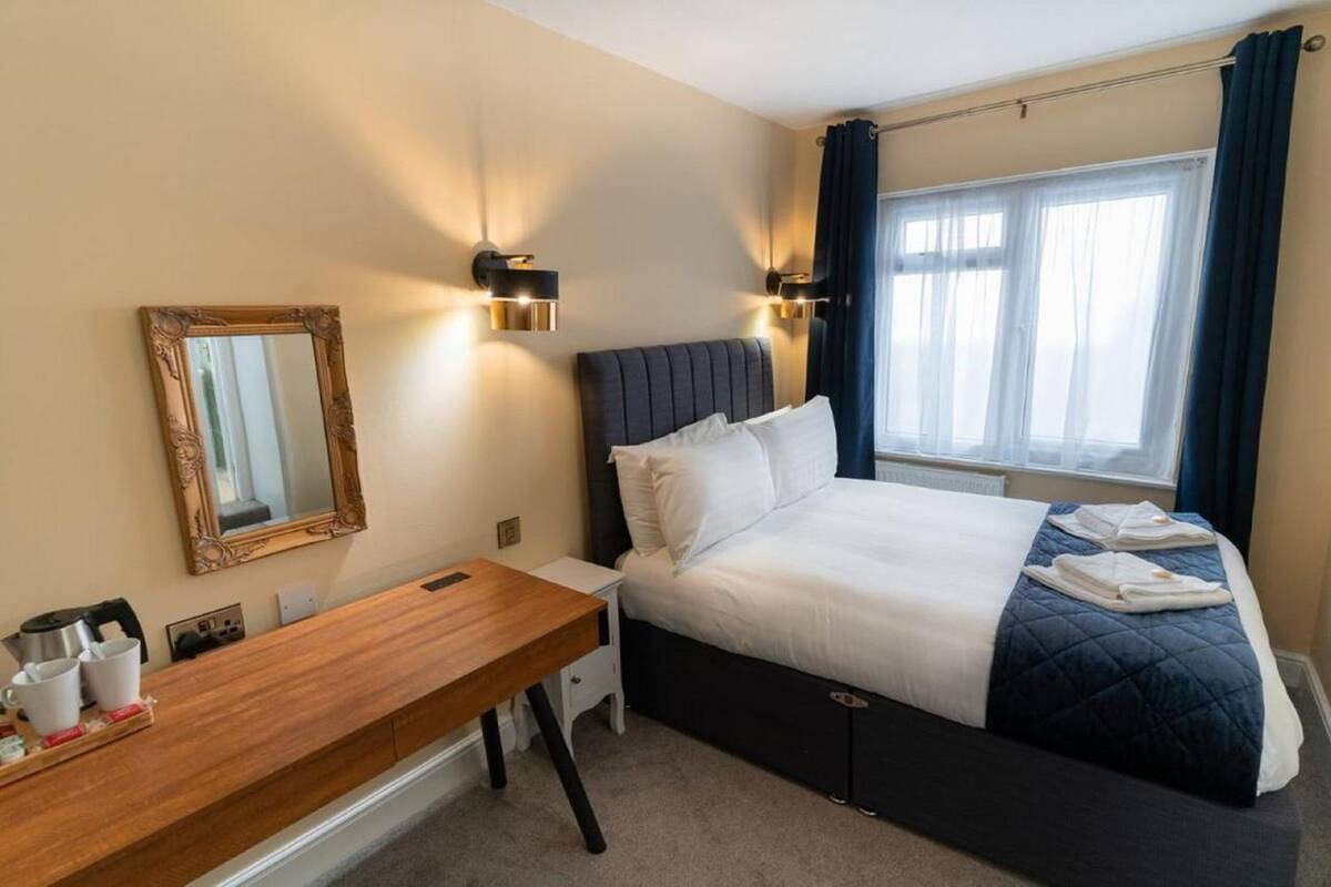 Economy Single Room | Desk, iron/ironing board (on request), WiFi (free), bed sheets