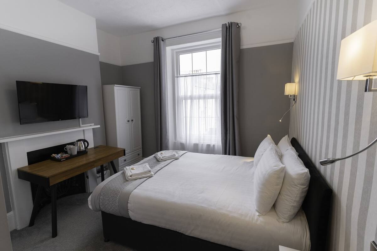 Standard Double Room | Desk, iron/ironing board (on request), WiFi (free), bed sheets