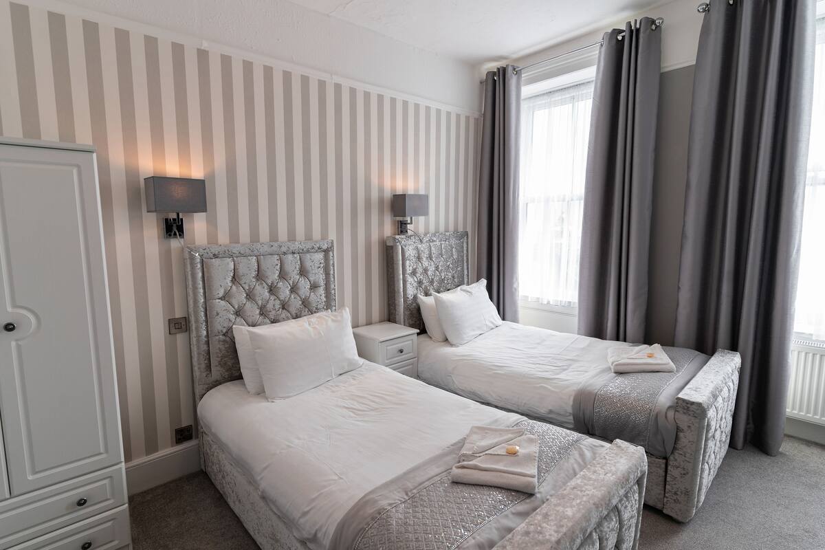 Deluxe Twin Room, Sea View | Desk, iron/ironing board (on request), WiFi (free), bed sheets