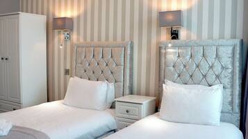 Deluxe Twin Room, Sea View | Desk, iron/ironing board, free WiFi, bed sheets