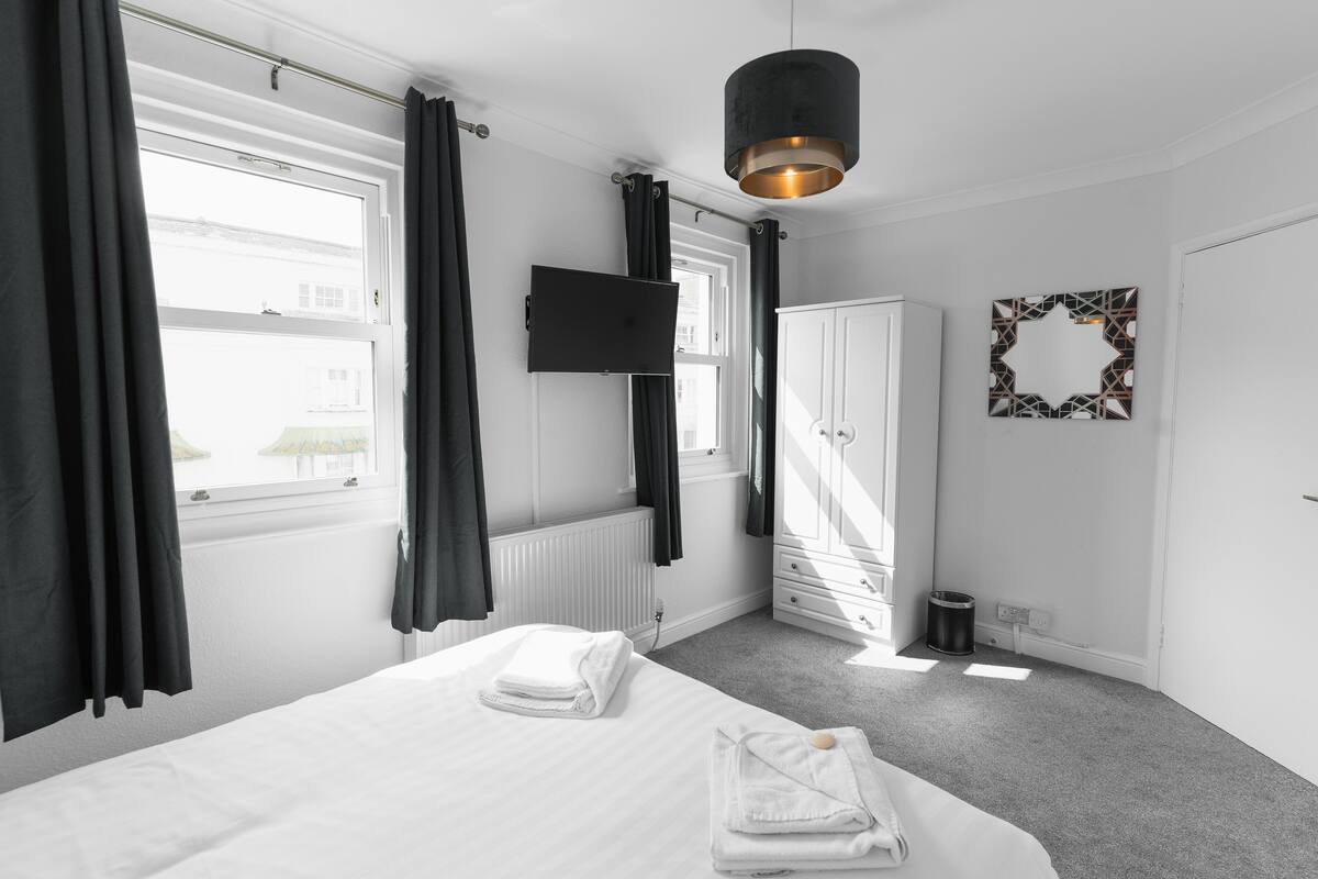 Family Apartment | Desk, iron/ironing board (on request), WiFi (free), bed sheets