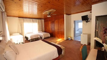 Quarto família | Ferros/tábuas de passar roupa, Wi-Fi de cortesia, roupa de cama