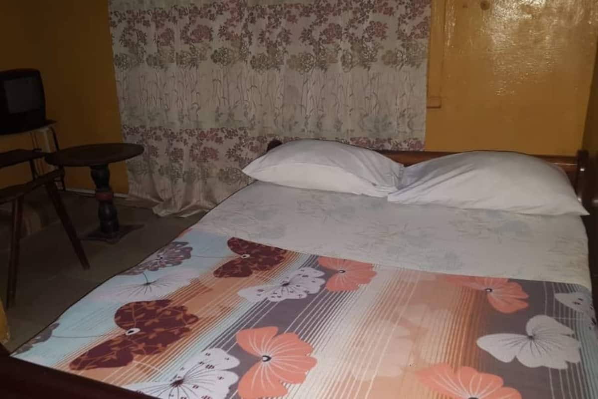 Chambre Familiale | Bureau, rideaux occultants, fer et planche Ă repasser, draps fournis