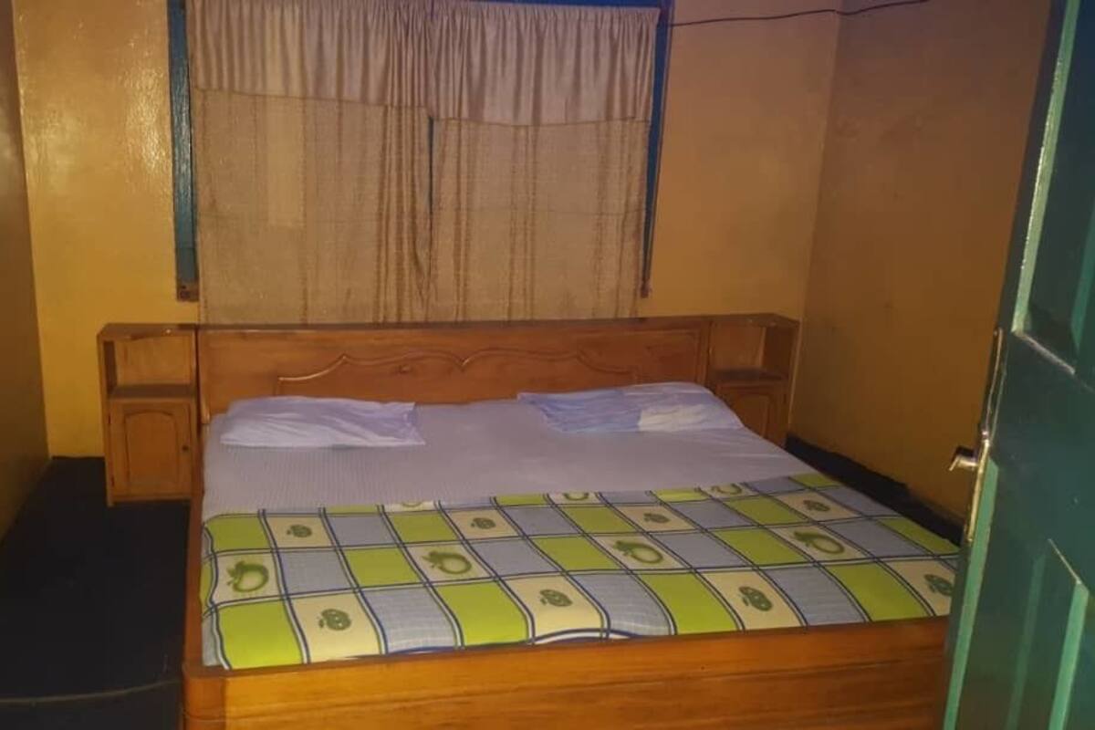 Habitación doble de uso individual, baño compartido | Escritorio, cortinas opacas, tabla de planchar con plancha