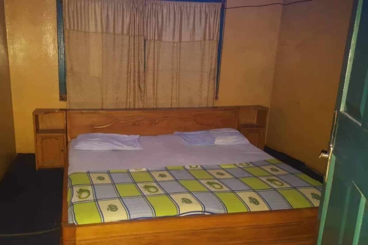 Chambre Double pour 1 personne, salle de bains commune | Bureau, rideaux occultants, fer et planche Ă repasser, draps fournis