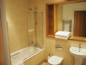 Standard Apartment, 2 Double Beds | Bathroom | Combined shower/bathtub, rainfall showerhead, free toiletries - Serviced apartments @ The Gateway (Leeds)