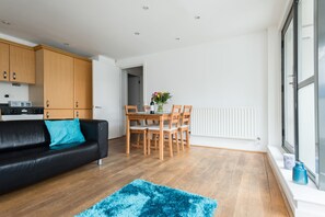 Apartamento, 2 quartos | Área de estar | TV de tela plana