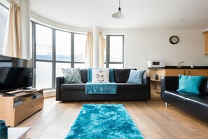 Appartamento, 2 camere da letto | Area soggiorno | TV a schermo piatto