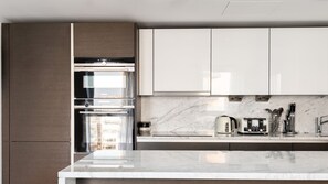 Apartment, 2 Bedrooms | Private kitchen | Full-sized fridge, microwave, oven, stovetop - Platinum Apartment near Hammersmith (London)