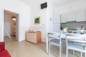 Apartemen Comfort, 1 kamar tidur, patio | Area keluarga | Televisi layar datar 32-inci dengan saluran TV digital