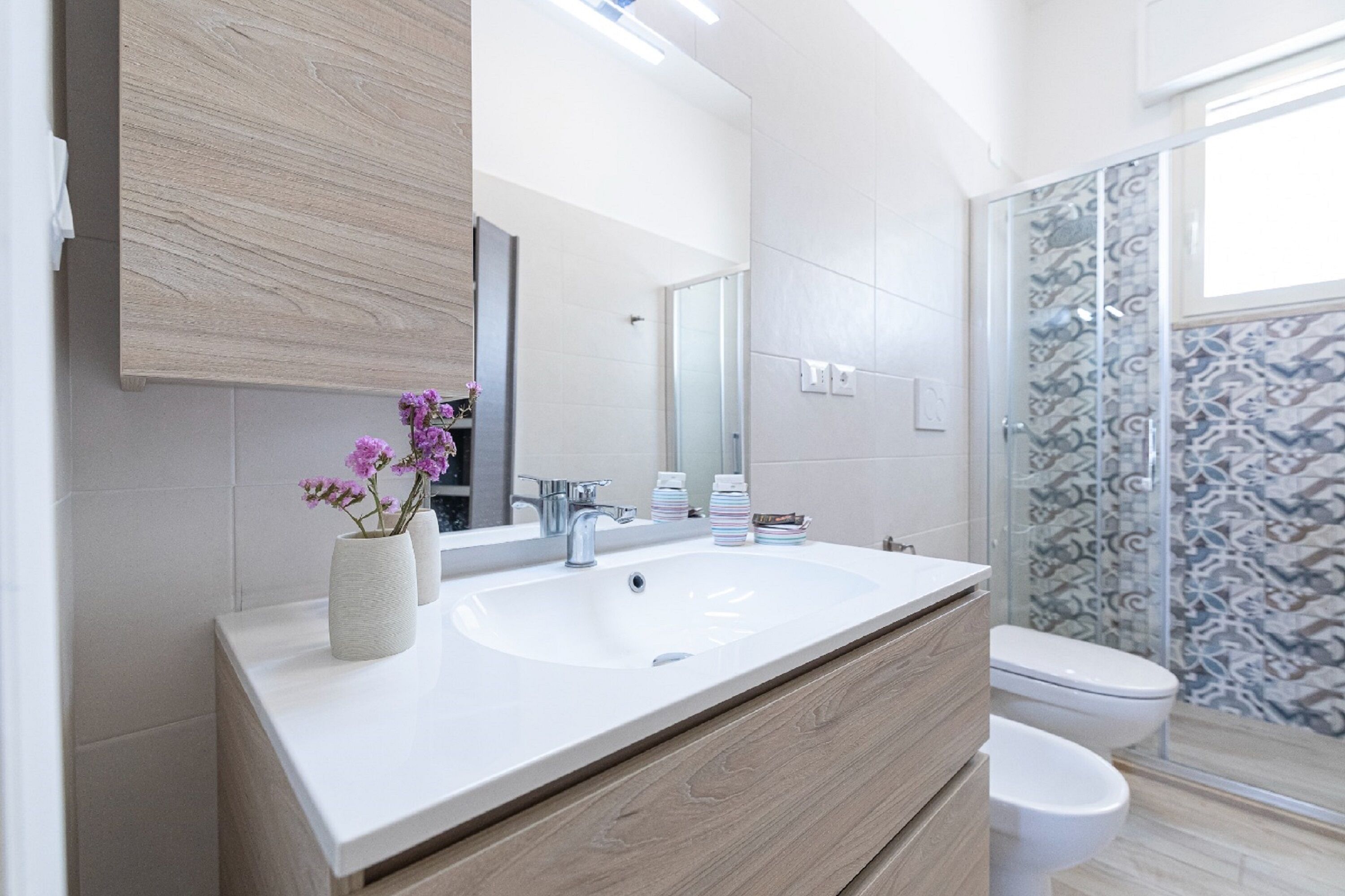 Appartement Confort, 1 chambre, patio | Salle de bain | Douche, sèche-cheveux, bidet, serviettes fournies