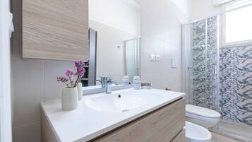 Appartement Confort, 1 chambre, patio | Salle de bain | Douche, sèche-cheveux, bidet, serviettes fournies