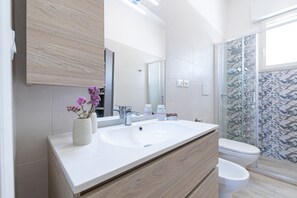 Comfort-Apartment, 1 Schlafzimmer, Terrasse | Badezimmer | Dusche, Haartrockner, Bidet, Handtücher